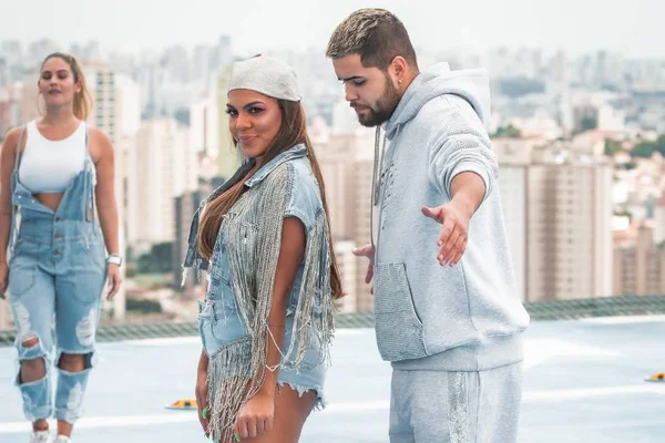 Cordão com nome de Biel chama atenção em clipe de Tays Reis e Jerry