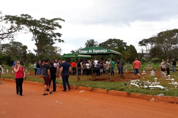 Amigos e parentes se despedem de Mary Stella, morta pelo companheiro