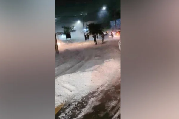 Vídeo: temporal com granizo forma camada de gelo nas ruas de MG