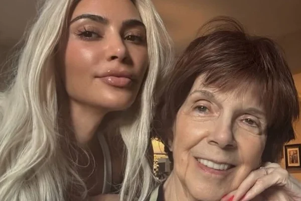 Kim Kardashian ao lado da avó, MJ