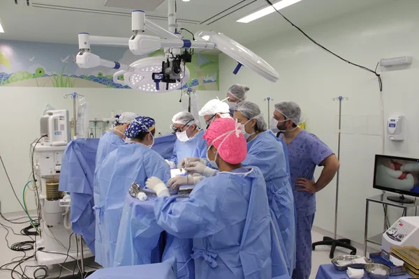 Cirurgia inédita em bexiga de bebê é concluída com sucesso no DF