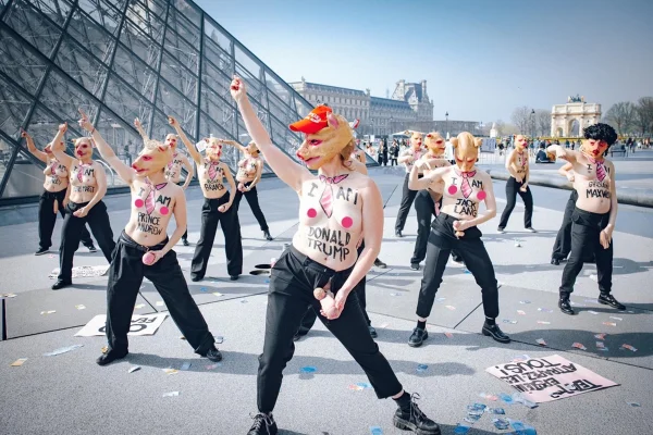 Francesas protestam com cabeça de porco no Dia das Mulheres - Metrópoles