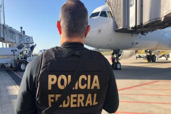 Imagem colorida, criminoso foi deixado em Pequim aos cuidados das autoridades locais- Metrópoles
