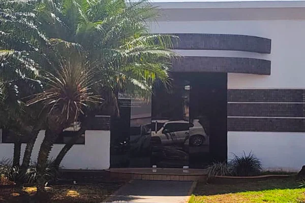 casa usada como comércio com porta espelhada