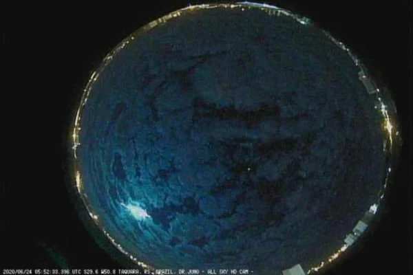 Meteoro ilumina céu do RS ao explodir sobre a Lagoa dos Patos