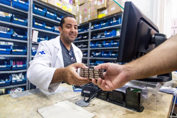 Foto colorida de distribuição de medicamento em unidade pública de Saúde, em São Paulo - Metrópoles