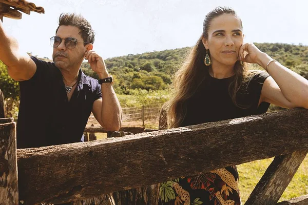 Zezé di Camargo e Wanessa Camargo em uma porteira de fazenda