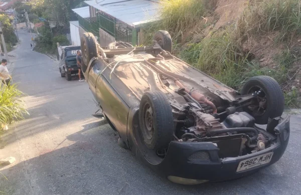Carro capota com mãe e bebê dentro