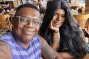 MC Marcinho e a filha, Mareé, posam durante passeio