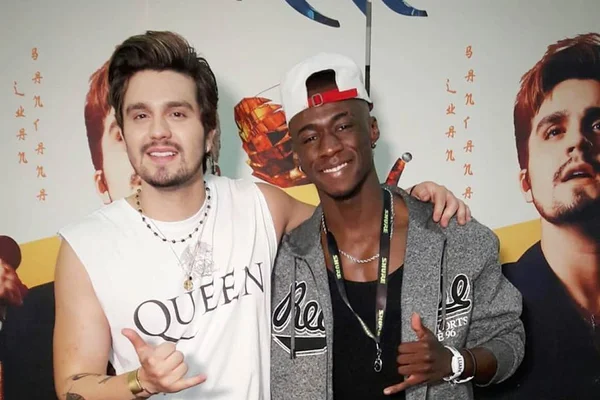 Luan Santana emociona ao cantar com fã no palco durante show