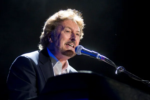 Morre Rick Davies, vocalista do Supertramp, aos 81 anos
