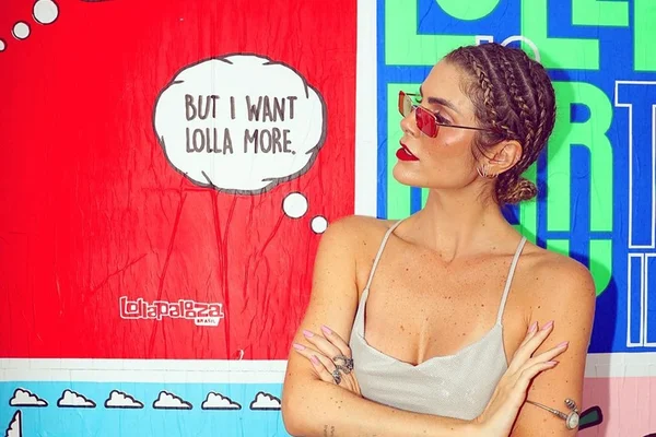 Tênis gigante de Julia Faria no Lollapalooza vira piada: “Tamanho 97”