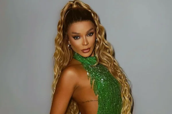 Brunna Gonçalves com um vestido verde, pronta para se apresentar na Grande Rio