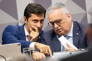 Relator da CPMI do INSS, deputado Alfredo Gaspar (União-AL), e deputado Duarte Jr. (PSD-MA), vice-presidente do colegiado.
A comissão toma, nesta quinta-feira (25/9), o depoimento do empresário e lobista Antônio Carlos Camilo Antunes, o “Careca do INSS”, sobre as fraudes do INSS