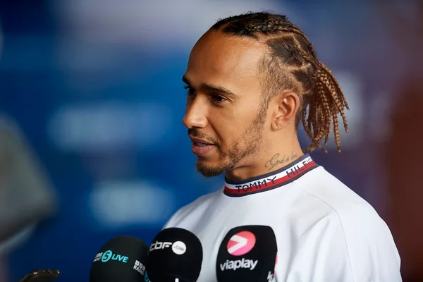 Foto colorida de Lewis Hamilton