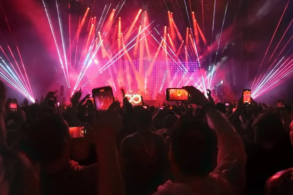 Público filma com o celular o palco do show do The Killers - Metrópoles