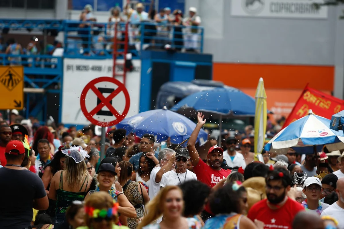 Com críticas ao ex-presidente Bolsonaro, foliões do bloco do Pacotão percorrem a W3 rumo à Asa Sul Com críticas ao ex-presidente Bolsonaro, foliões do bloco do Pacotão percorrem a W3 rumo à Asa Sul