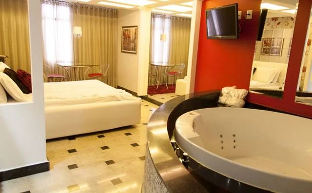 Para finalizar, nada mais justo do que um quarto temático em homenagem ao país mais romântico do mundo. A Suíte Paris, do Flamingo, conta com inspiração francesa. O pernoite custa R$ 179 de segunda a quinta e R$ 211,50 de sexta a domingo Para finalizar, nada mais justo do que um quarto temático em homenagem ao país mais romântico do mundo. A Suíte Paris, do Flamingo, conta com inspiração francesa. O pernoite custa R$ 179 de segunda a quinta e R$ 211,50 de sexta a domingo