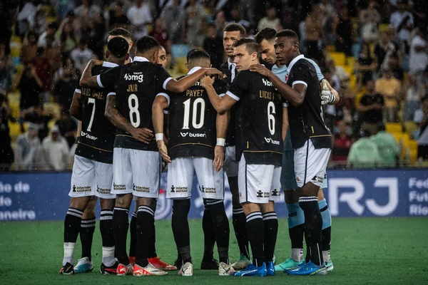 Imagem colorida dos jogadores do Vasco reunidos -Metrópoles