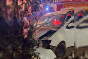 Após ser atacado, o motorista de aplicativo bateu em uma árvore