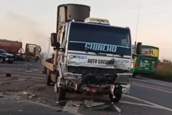Carro e caminhão colidem em MT; um homem e duas crianças morrem