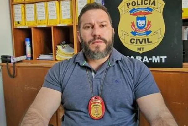 Imagem colorida do delegado Eric - Metrópoles