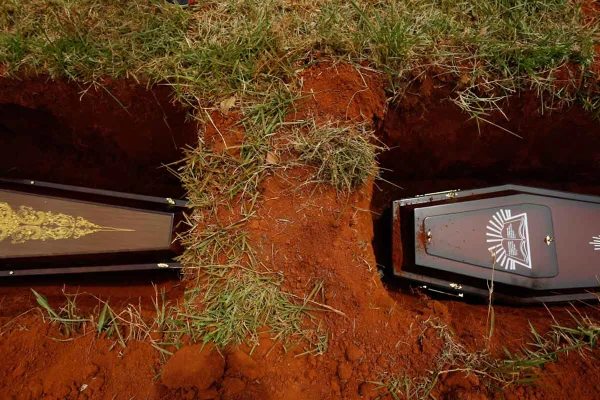 movimento de enterros e carros de funerária no cemitério vale da paz, em goiânia, goiás