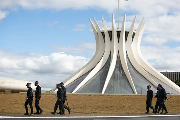Catedral e PMs. Segurança Pública - Metrópoles