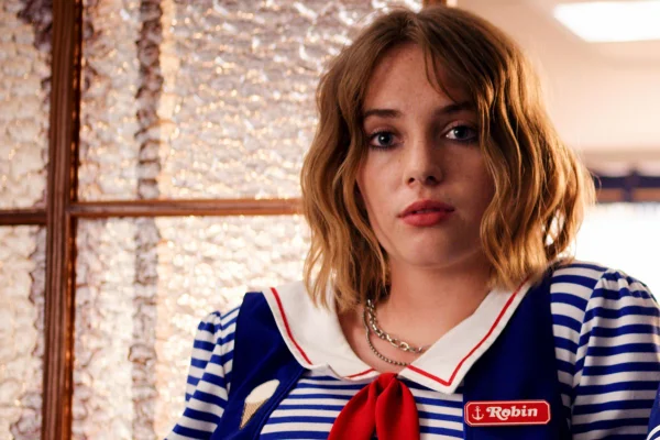 Maia Hawke como Robin em Stranger Things com uniforme da sorveteria - Metrópoles