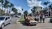 Capotamento na W3 Norte, próximo ao Brasília Shopping Capotamento na W3 Norte, próximo ao Brasília Shopping