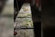 O condutor recebeu voz de prisão e foi encaminhado, juntamente com o caminhão e a droga apreendida, à Delegacia da Polícia Federal em Guaíra (PR) O condutor recebeu voz de prisão e foi encaminhado, juntamente com o caminhão e a droga apreendida, à Delegacia da Polícia Federal em Guaíra (PR)