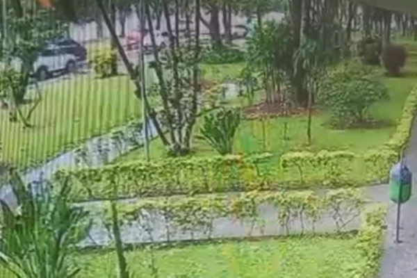 Momento exato de acidente na via Eixinho Sul.