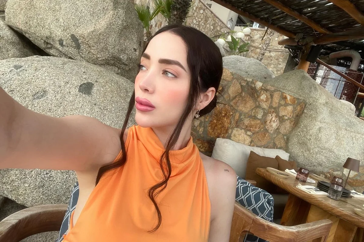 Ela era influenciadora de beleza Ela era influenciadora de beleza