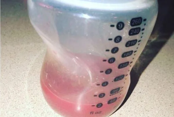 Mãe entra em pânico ao ver que leite materno ficou rosa