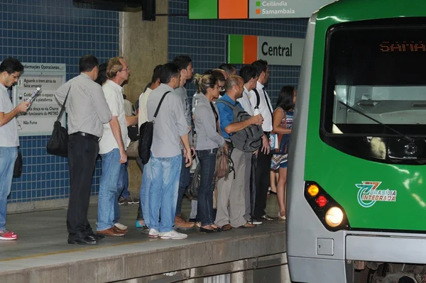 Passageiros aguardam chegada do vagão