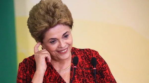 Depois de decisão que anula impeachment, Dilma pede calma a apoiadores
