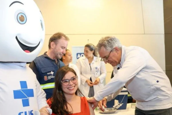 Imagem colorida mostra Alexandre Padilha aplicando vacina em gestante - metrópoles