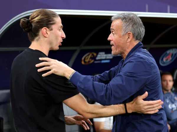 Foto colorida de Luis Enrique e Filipe Luis - Metrópoles