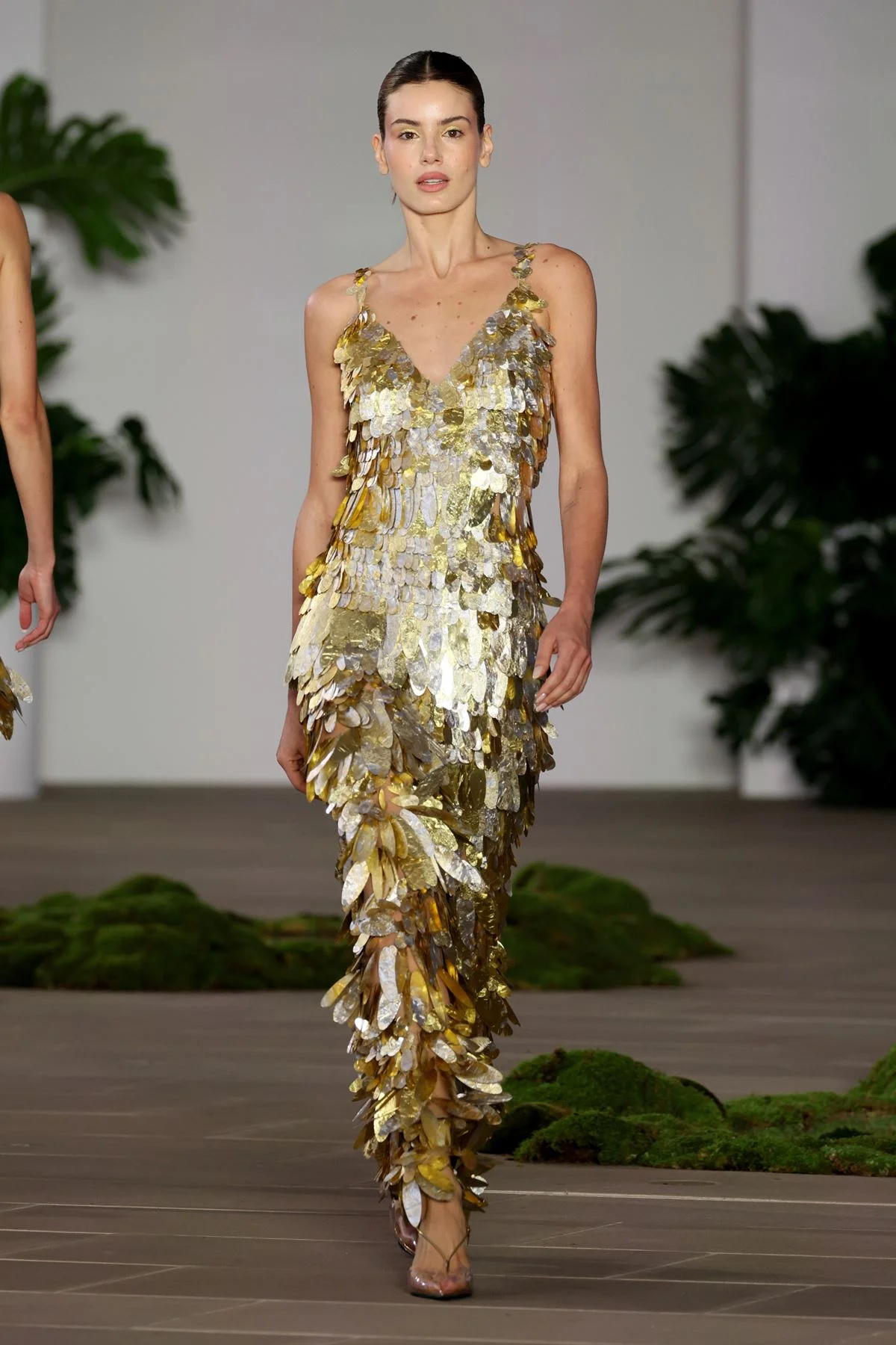 A atriz e modelo Camila Queiroz desfilou para a marca  no New York Fashion Week 