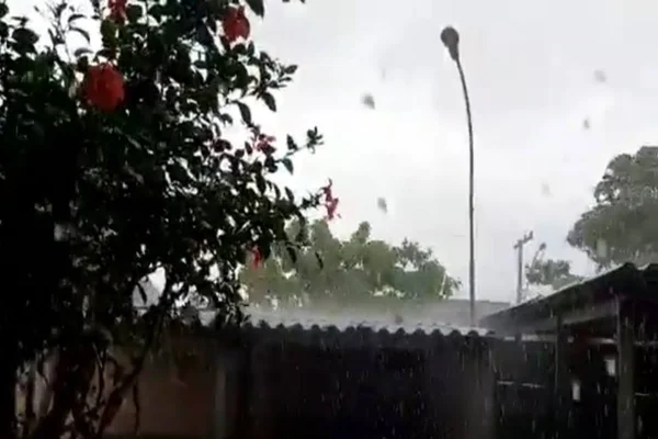 Vídeo: moradores registram forte chuva em Planaltina