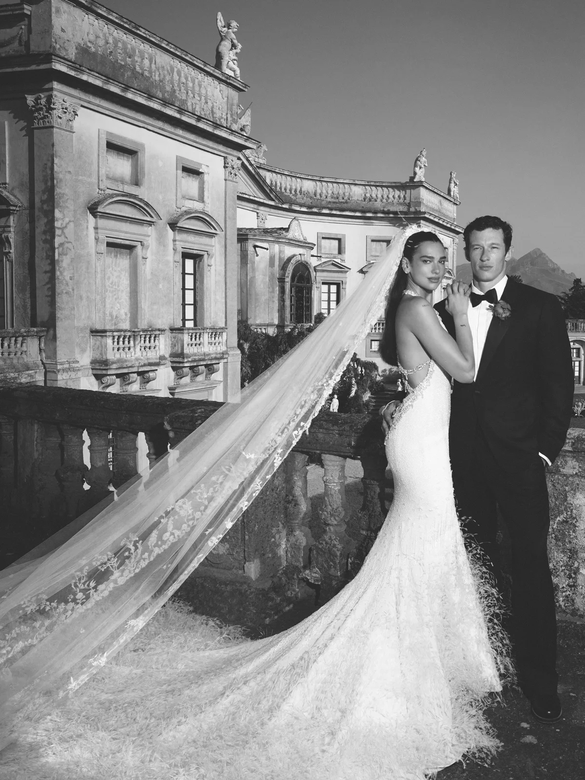 Dua Lipa de Chanel em seu casamento Dua Lipa de Chanel em seu casamento