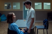 Erin Doherty como Briony Ariston, Owen Cooper como Jamie Miller em Adolescência Erin Doherty como Briony Ariston, Owen Cooper como Jamie Miller em Adolescência