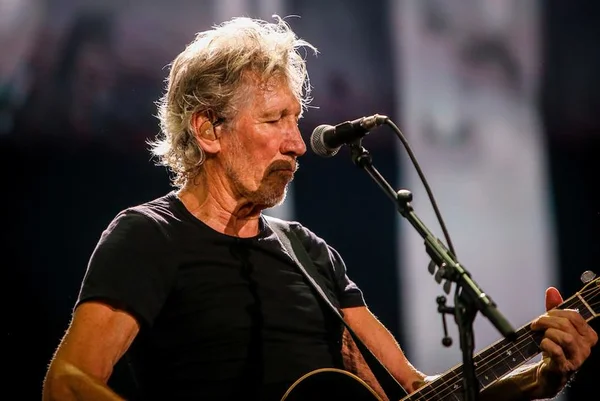 Roger Waters manda jatinho e reúne mãe e filhos abandonados na Síria