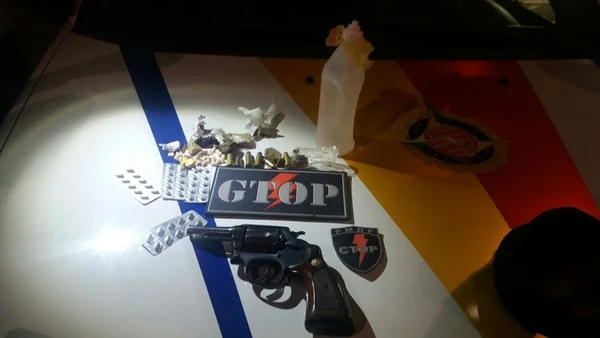 PM apreende drogas e arma em festa no Gama durante a madrugada