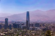 Vista panorâmica de Santiago, capital do Chile, com destaque ao imponente arranha-céu Gran Torre Santiago