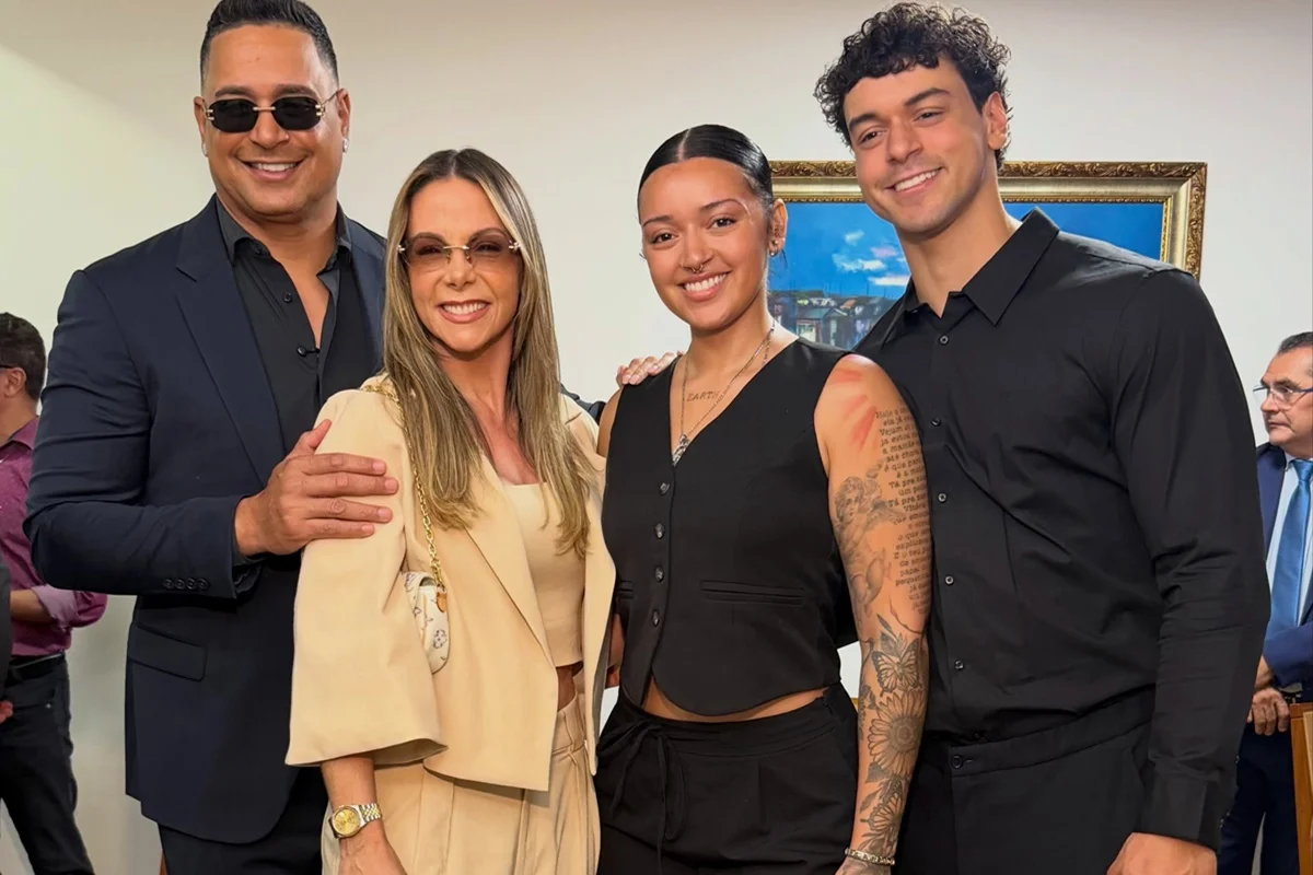 Xanddy, Carla Perez e os filhos posam juntos para as redes sociais Xanddy, Carla Perez e os filhos posam juntos para as redes sociais