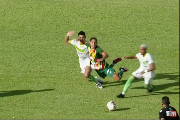 Verdun cai na marcação de jogadores do Tocantinópolis, pelo Sampaio Corrêa, na Série D