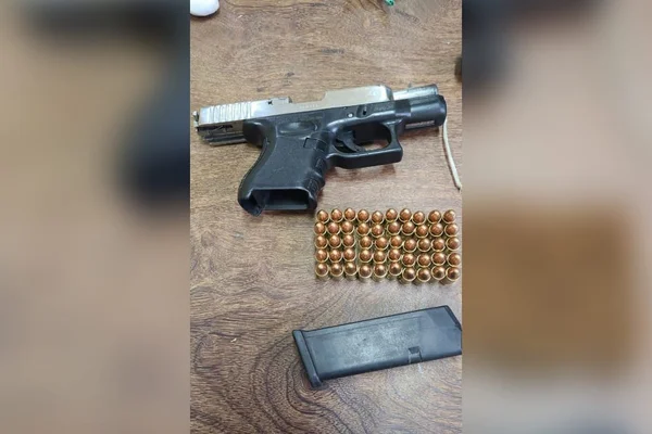 Arma, munições e “kit rajada” são achados em cela de presídio no Rio