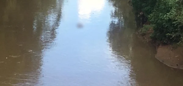 Corpo sem cabeça é encontrado boiando em rio