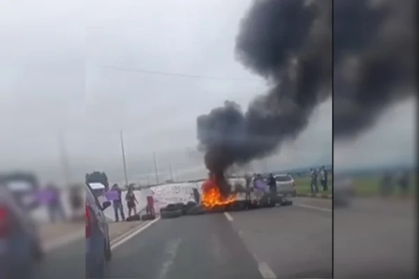 Ato contra operação da DF Legal tem barreira de fogo e bloqueio de via
